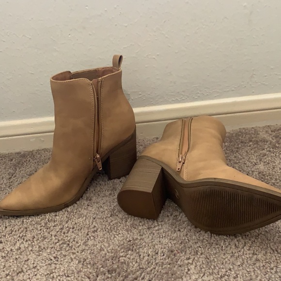 Tan booties with pointed toe. Fall booties - Picture 3 of 3